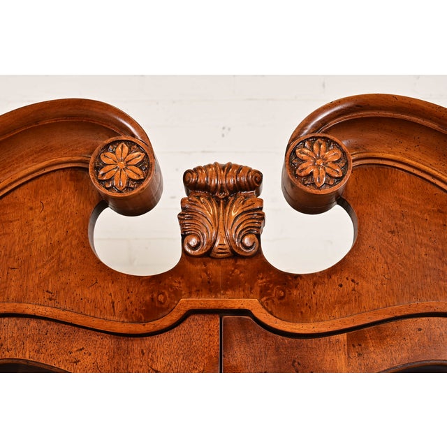 Wood Henredon Georgian Carved Mahogany and Burl Wood Lighted Breakfront Bookcase Cabinet For Sale - Image 7 of 11