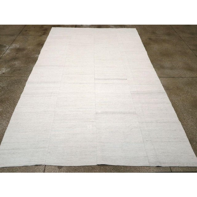 Galerie Shabab Collection Mid-20th Century Handmade Turkish Flatweave Kilim Room Size Carpet For Sale - Image 4 of 10