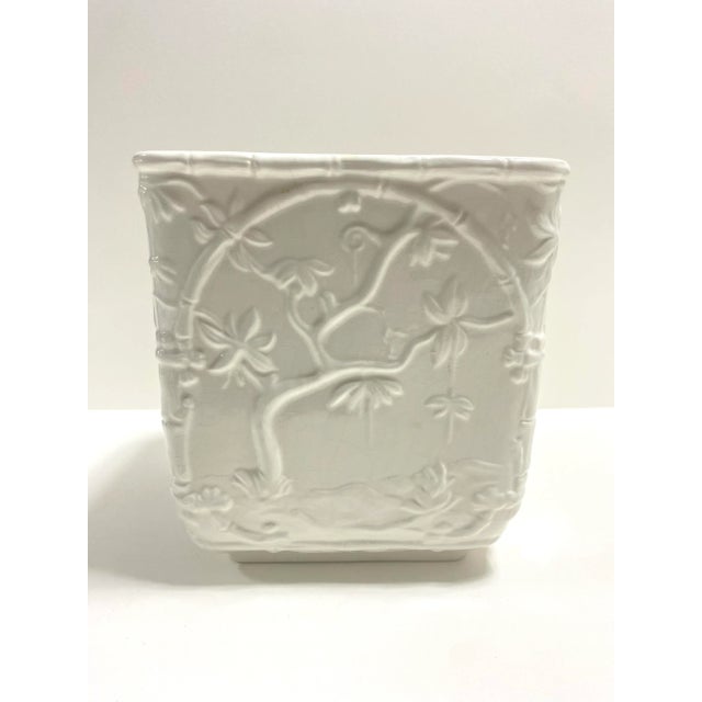 Mottahedeh “Musee Des Arts” Blanc De Chine Chinoiserie Porcelain Planter Cachepot – Italian Made Relief Scene For Sale In Louisville - Image 6 of 9