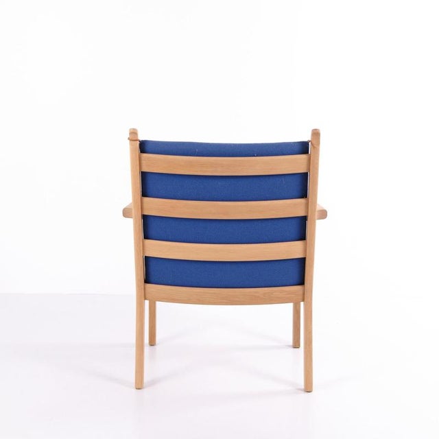 GE 284 Lounge Chair in Oak and Blue Wool attributed to Hans J. Wegner for Getama, 1984 For Sale - Image 3 of 13