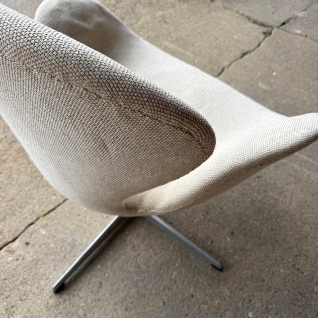 Arne Jacobsen Swan Chair for Fritz Hansen For Sale - Image 12 of 12