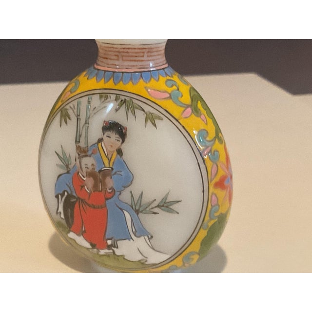Famille Rose Porcelain Snuff Bottle With Gu Yue Xuan Mark — Hand‑Painted Qing‑Style Decoration For Sale In Palm Springs - Image 6 of 13