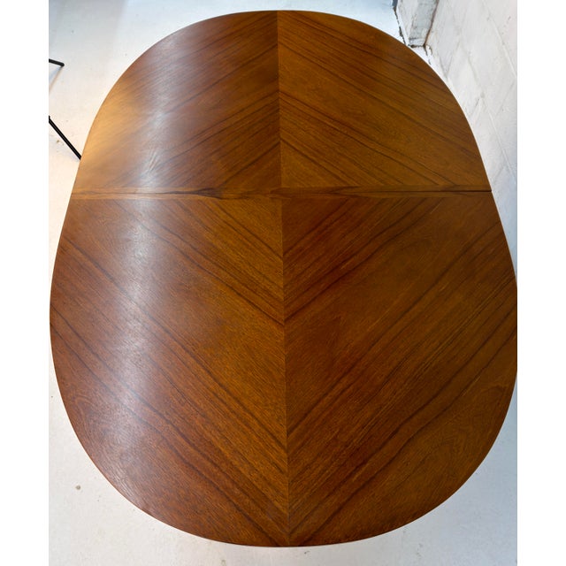 Mid-Century Oval Walnut Dining Table by Stanley For Sale In New York - Image 6 of 16
