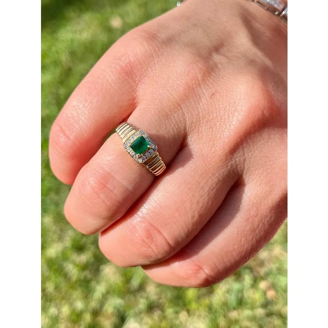 Natural Square Cut Emerald and Round Diamond Halo in 14k Ribbed Gold Ring, Size 7 For Sale - Image 4 of 5