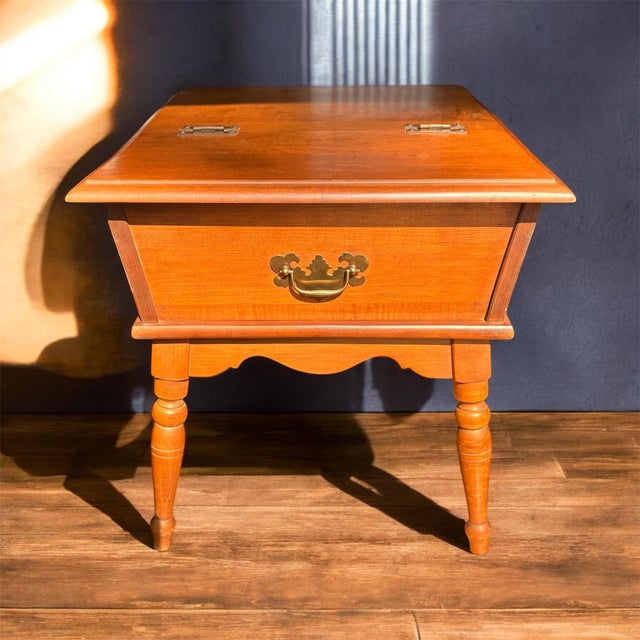 Mid-Century Modern 1950s Heywood-Wakefield Dough Box Side Table | Vintage Maple Flip-Top End Table For Sale - Image 3 of 4