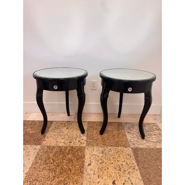 Hollywood Regency Pair of Vintage Black Lacquer Round Side Tables With Beveled Mirrored Tops, Ralph Lauren Mayfair Style For Sale - Image 3 of 12