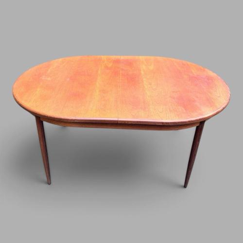 Mid-Century Oval Extending Teak Dining Table from G-Plan For Sale - Image 3 of 9