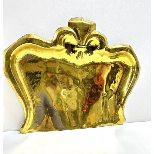 English Vintage Brass Table Crumber Set – Fleur-De-Lis Decorative Crumb Catcher & Dustpan For Sale - Image 3 of 11