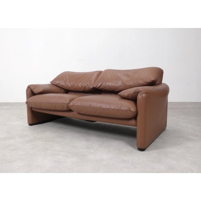 A Cassina Maralunga 2-seater sofa in the original, high-quality mocca-colored leather upholstery, designed by Vico...