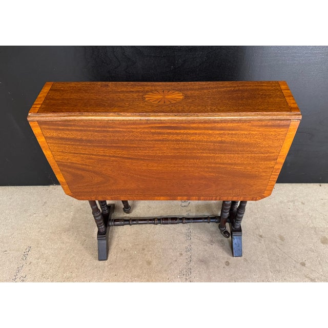 A nice quality Sutherland Table, dating to 1900 and made from Mahogany Satinwood cross banding and fan motif. In overall...