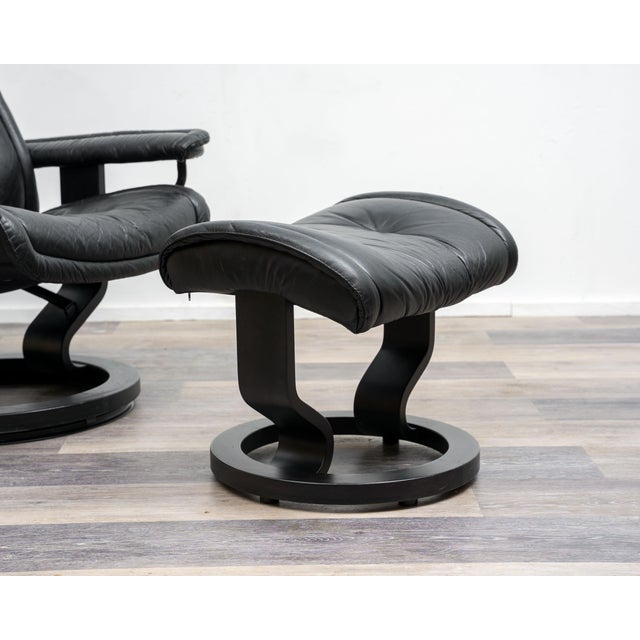 Scandinavian Recliner Chair with Ottoman Model Prince in Black Leather from Stresless Ekornes For Sale - Image 15 of 17