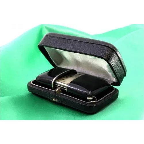 Travel Watch in Silver with Mechanical Movement from Movado, in Very Good conditions. Designed from 2000 This piece has an...