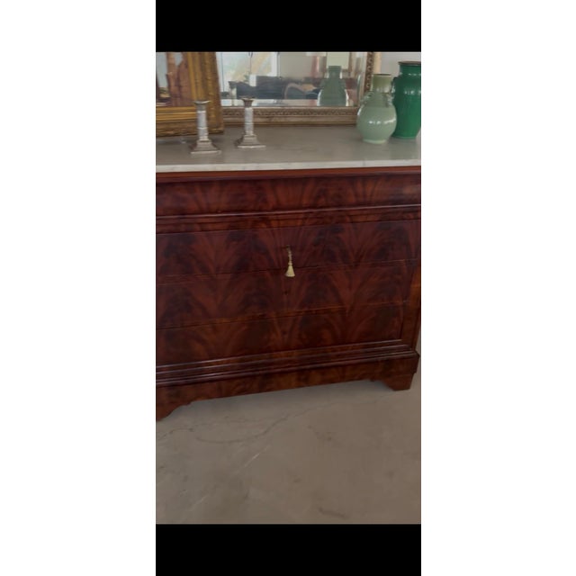 French Louis Philippe Marble Top Mahogany Flame Commode, Mid-19th Century For Sale In Houston - Image 6 of 7
