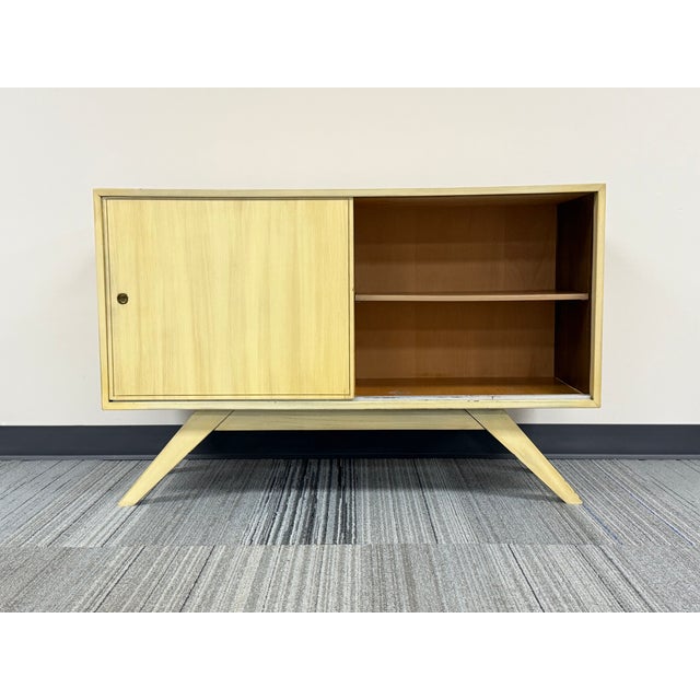 1960s Mid-Century Modern Credenza / Buffet ~ Great Tv Stand or Record Cabinet For Sale - Image 5 of 10
