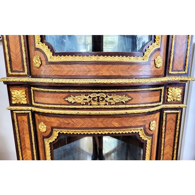 Antique French Bronze Mounted & Inlaid Corner Curio Cabinet Vitrine For Sale - Image 15 of 18
