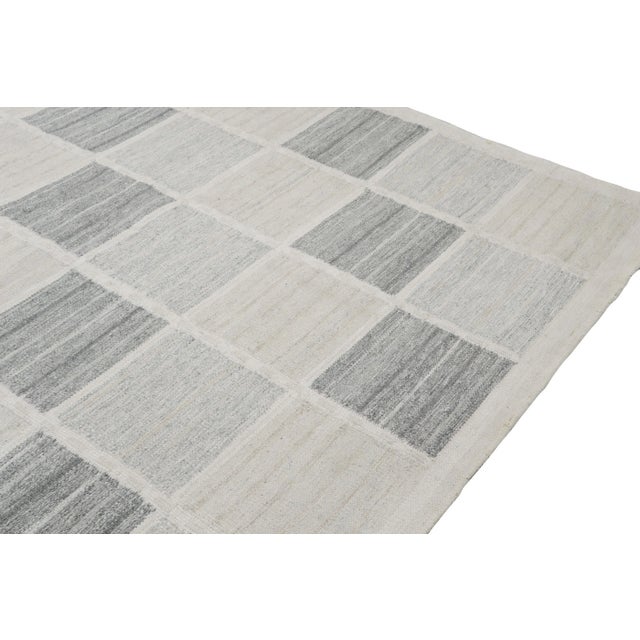 Rug & Kilim’s Scandinavian Style Trapezoid Kilim in Gray With Geometric Pattern For Sale In New York - Image 6 of 7