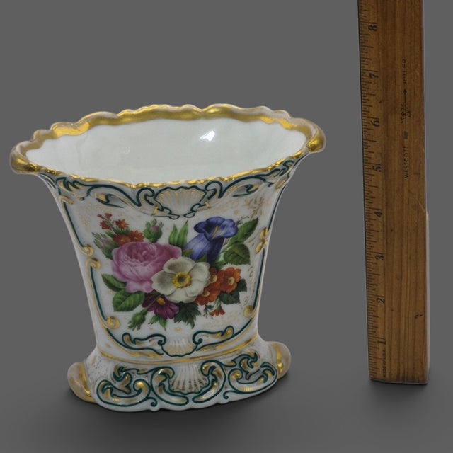 Ceramic Antique Old-Paris Vieux-Paris Porcelain Hand Painted Gilded Floral Bouquet Fan-Shaped Vase For Sale - Image 7 of 10