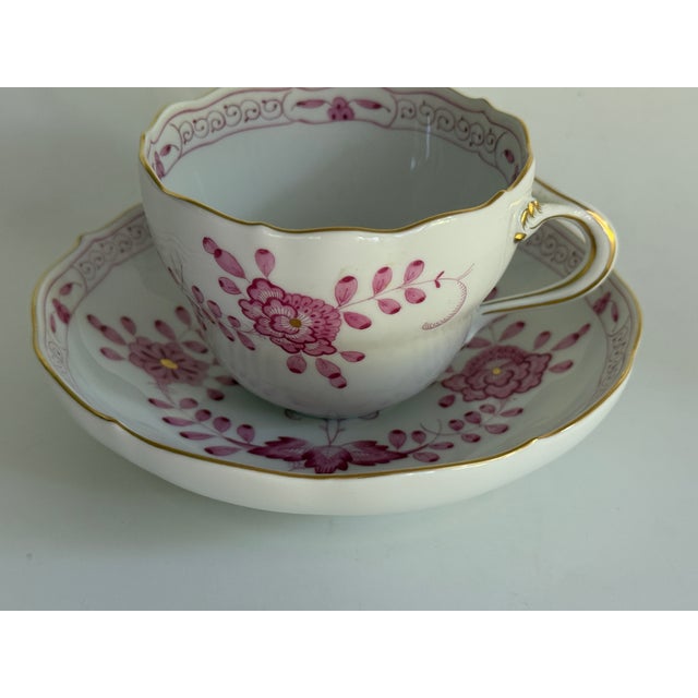 Neuer Auschnitt Coffee Cup and Saucer with Purple Indian Painting and Gilt Rim from Meissen, 1990s, Set of 2 For Sale - Image 4 of 9