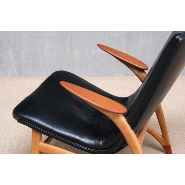 Lounge Chair in Black Leather, Oak & Teak by Arne Hovmand Olsen for J.L. Møllers, Denmark, 1952 For Sale - Image 4 of 15
