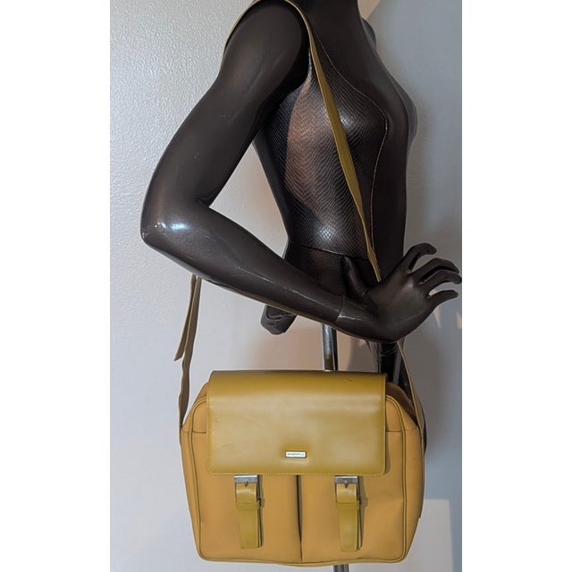 Byblos messenger bag, modern and utilitarian comes with the dust bag.