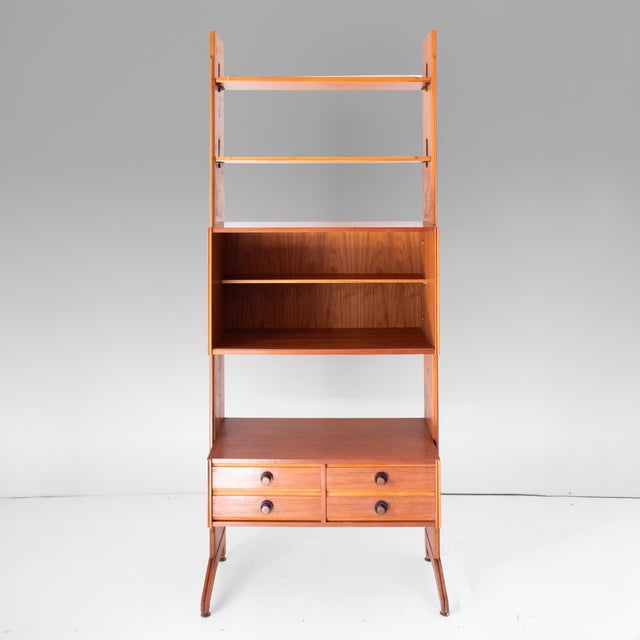 Mid-Century Modern Italian Freestanding Teak Bookcase / Wall Unit in the Style of Vittorio Dassi, 1960s An elegant...