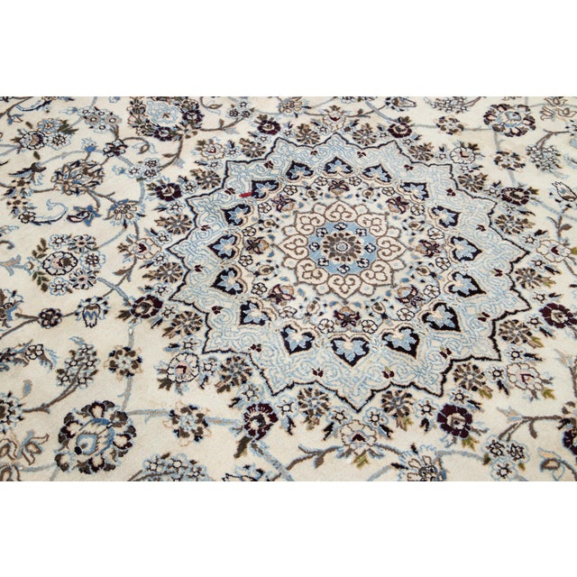 Ivory 8x12 Vintage Rug – Hand-Knotted Wool Medallion Area Rug (Ivory & Blue) For Sale - Image 8 of 8