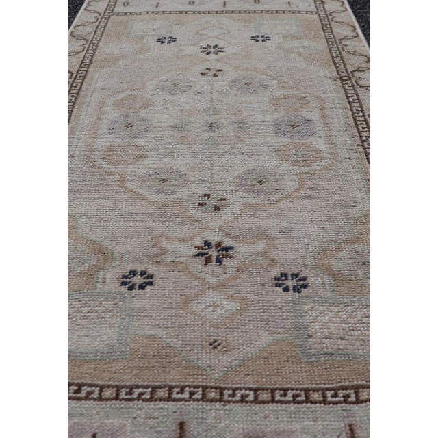 Traditional Vintage Turkish Oushak Rug With Medallion Design 1'9 X 3'7 For Sale - Image 3 of 8