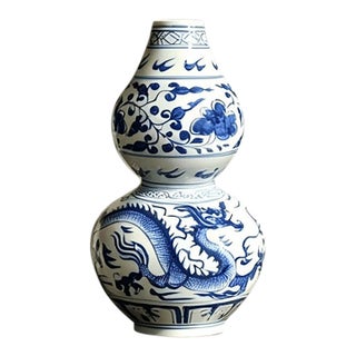 Chinese Ceramic Vase,Blue and White Porcelain Gourd Vase Hand Painted Flowers and Dragon Pattern For Sale