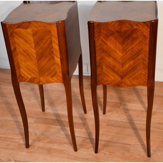 1910 Antique French Louis XV Satinwood Inlaid Pair of Nightstands Bedside Tables For Sale - Image 15 of 16