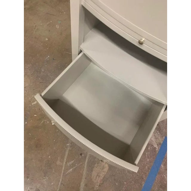 Traditional Caracole Fluted Nightstand in Gray Painted Wood With Integrated Tray & Bottom Drawer For Sale - Image 3 of 10