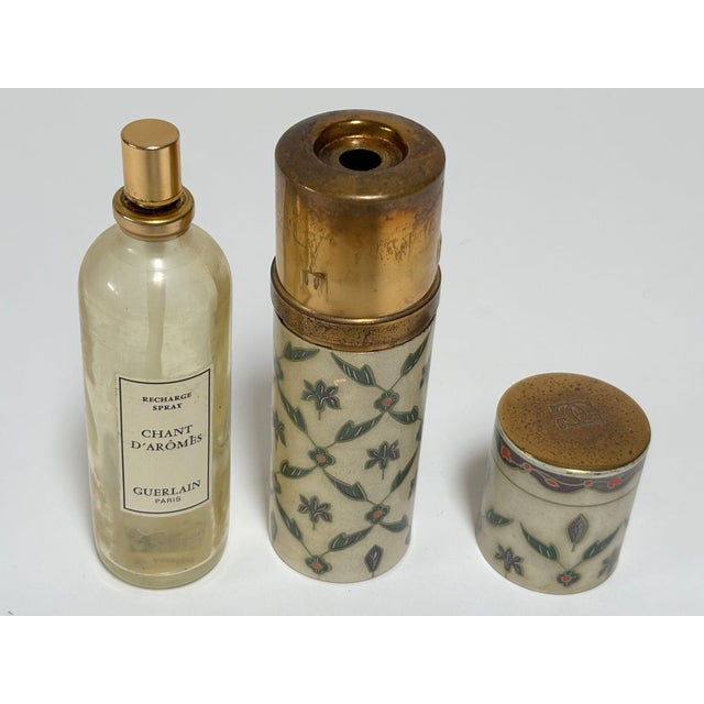 Vintage Guerlain Chant D’Arômes Refillable Atomizer Case Enameled France 1962 For Sale - Image 9 of 12