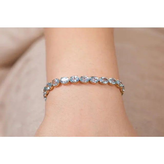 Sky Blue 28.5 Carats Blue Topaz Gemstone Tennis Bracelet in 18k Yellow Gold For Sale - Image 8 of 17