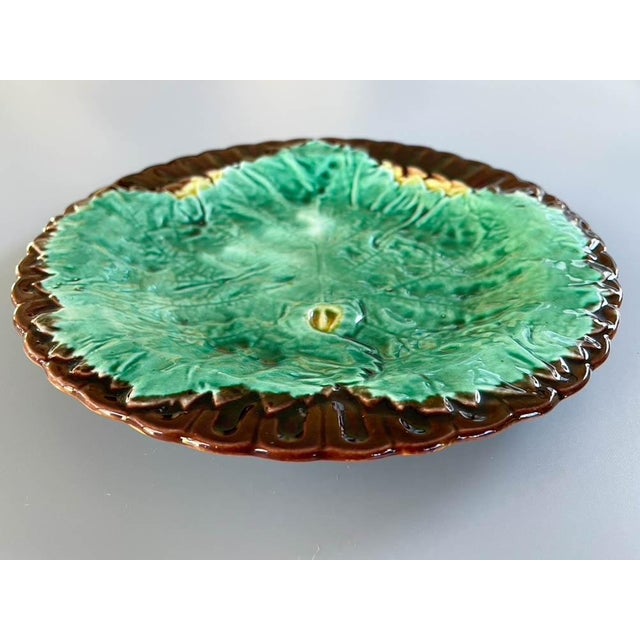 English 19th Century English Majolica Begonia Leaf Plate For Sale - Image 3 of 3