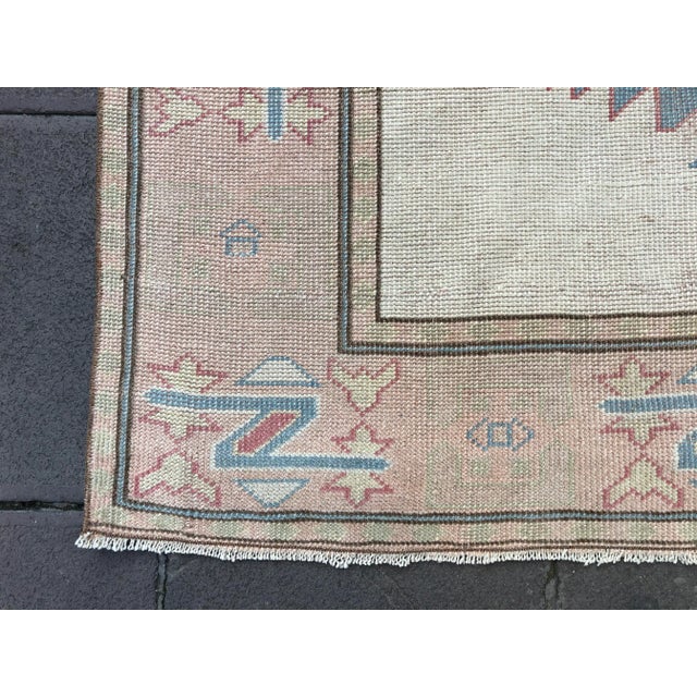 1960s Vintage Oushak Faded Handmade Rug- 4′9″ × 7′10″ For Sale - Image 10 of 11