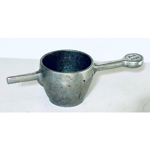 This 1.5oz liquor measuring cup is conveniently styled for placing atop a glass and spinning it to dump and refill again...