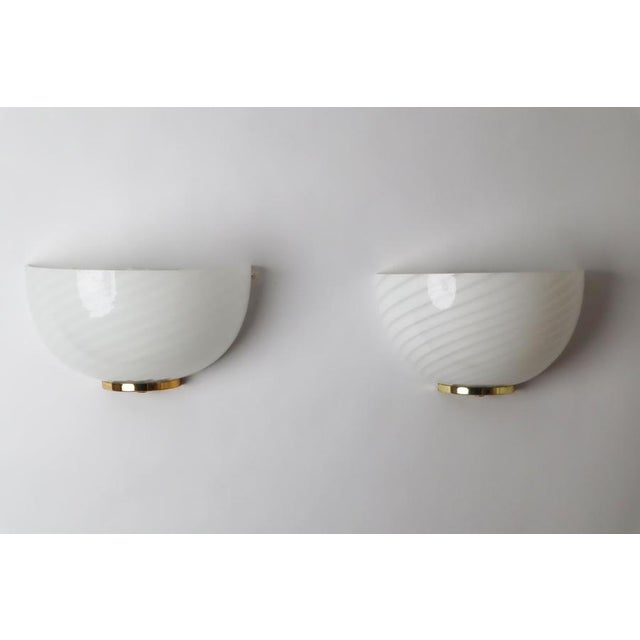 Beautiful set of vintage white Murano wall lights. This set dates from the 80s to 90s. The glass is artfully crafted into...