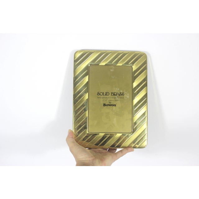 1980s 80’s 5x7 Rectangular Striped Brass Picture Frame With Black Velvet Back, Table Top For Sale - Image 5 of 9