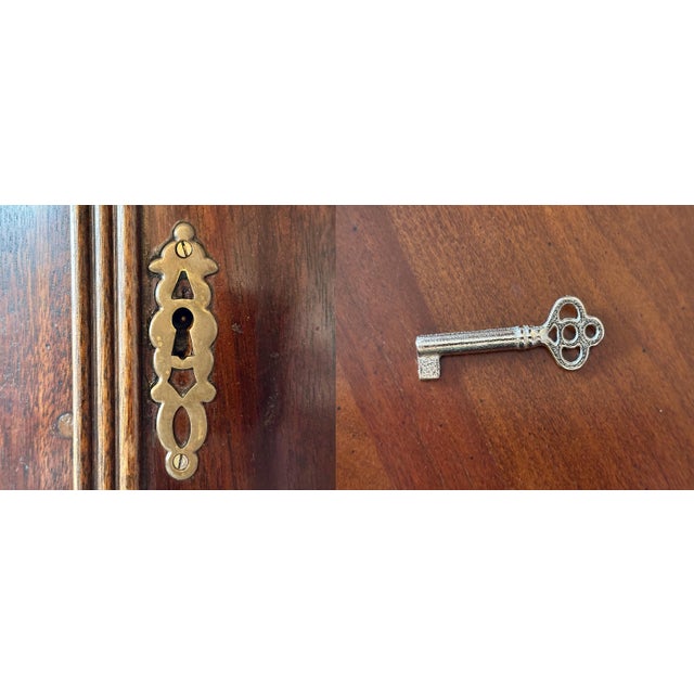 Traditional Antique Georgian Mahogany Corner Cupboard: Bow Front Cabinet For Sale - Image 3 of 10