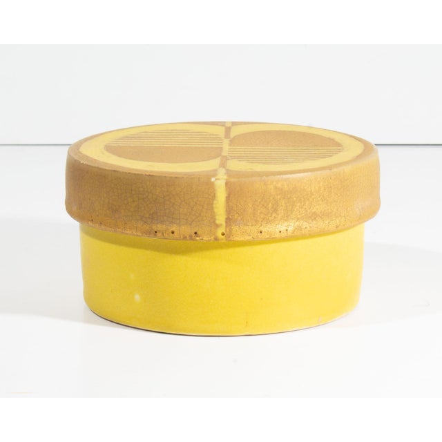 Contemporary Laura Andreson 1970 Studio Pottery Yellow Round Box For Sale - Image 3 of 10