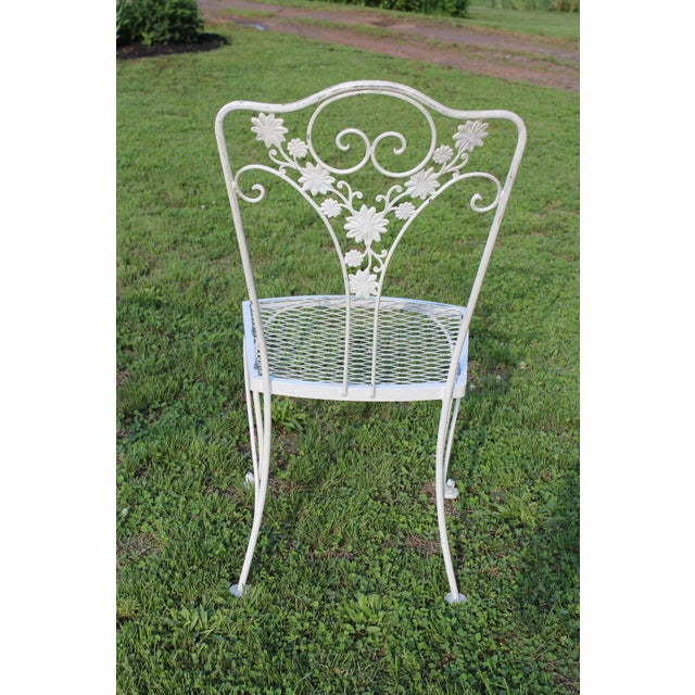 1960s Vintage Lee L. Woodard & Sons Wrought Iron White Patio Set—A Table and Four Chairs For Sale - Image 5 of 18