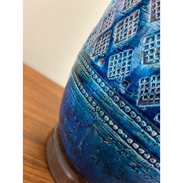The Classic Rimini Blue Ceramic Table Lamp | Style of Aldo Londi for Bitossi For Sale - Image 9 of 10