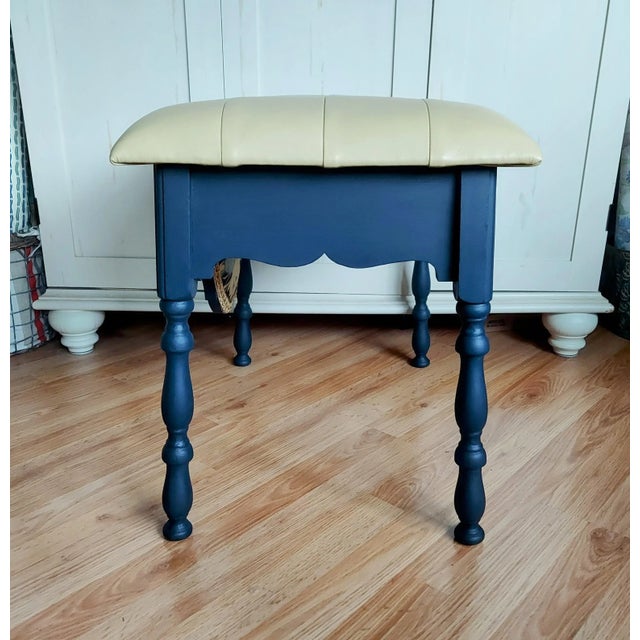 Art Nouveau Art Nouveau Leather Topped Bench With Button Detail For Sale - Image 3 of 12