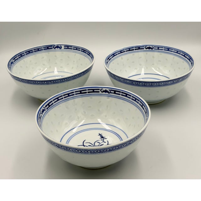 1970s Tienshan Chinese Rice Grain Coupe Soup Bowls Blue & White Chrysanthemum 3pc Set For Sale - Image 4 of 8