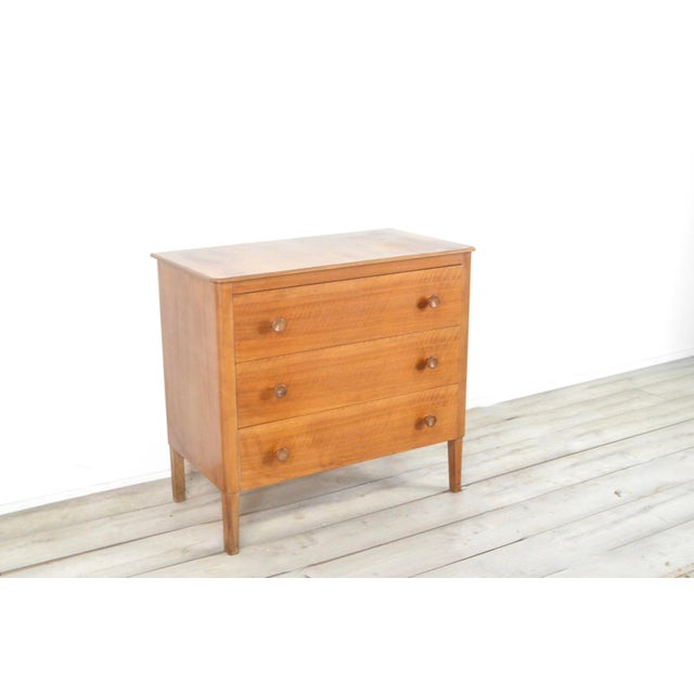 Mid-Century Oak Chest of Drawers from Gordon Russell, in Very Good conditions. Designed 1960 to 1969 This piece has an...