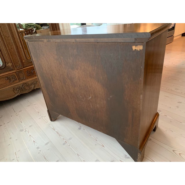 1980s Baker Furniture Georgian Style Bachelor Five Drawer Chest For Sale - Image 11 of 12