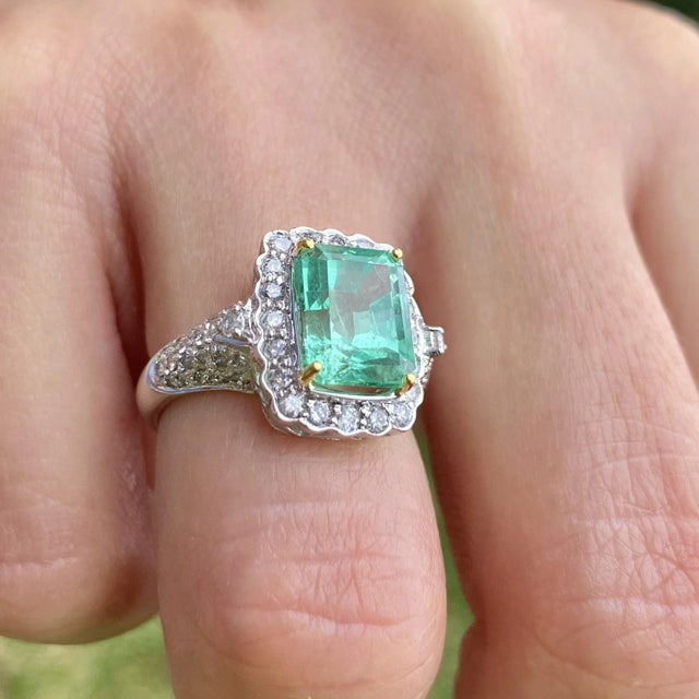 Vintage 3.58 Carat Colombian Emerald and Diamond Cocktail Ring in 18k White Gold, Size 7 For Sale In Miami - Image 6 of 8