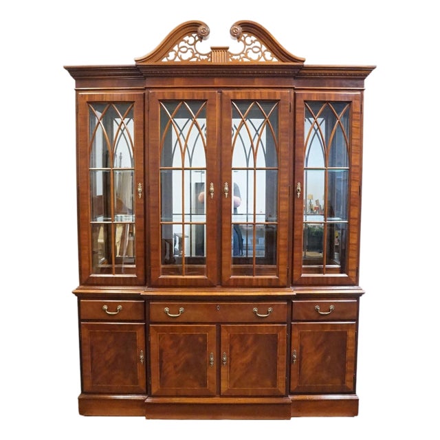 Ethan Allen 18th Century Mahogany Collection 70" Pierced Wood Pediment Lighted Display China Cabinet 22-6549 For Sale