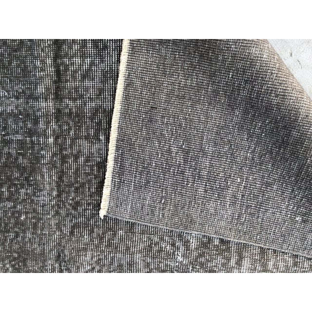 1960s Turkish Oushak Bohemian Tribal Gray Wool Rug For Sale - Image 4 of 9