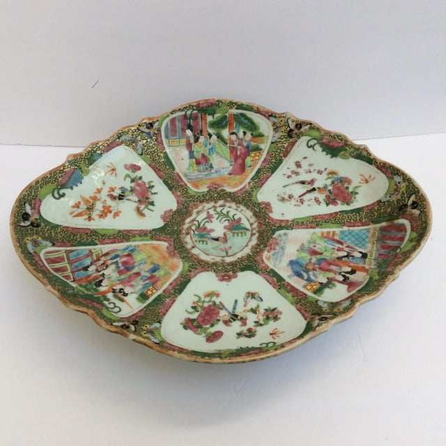 Chinese Export Famille Rose Serving Platter For Sale - Image 4 of 11