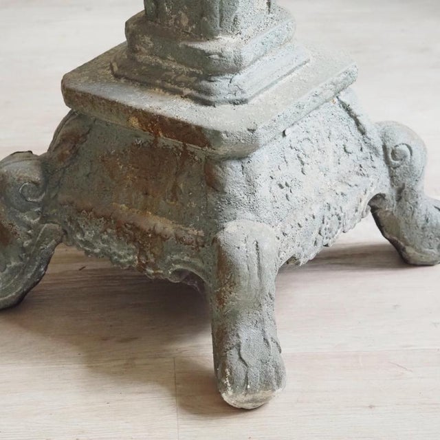 Historicist decorative column in a weathered stone look with an Ionic capital and volute feet. The square top plate serves...